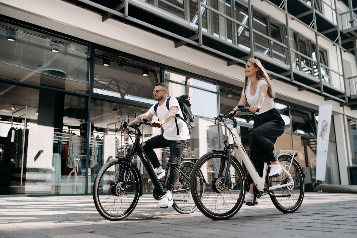 Zwei Personen auf SMAFO Elektro Fahrrädern